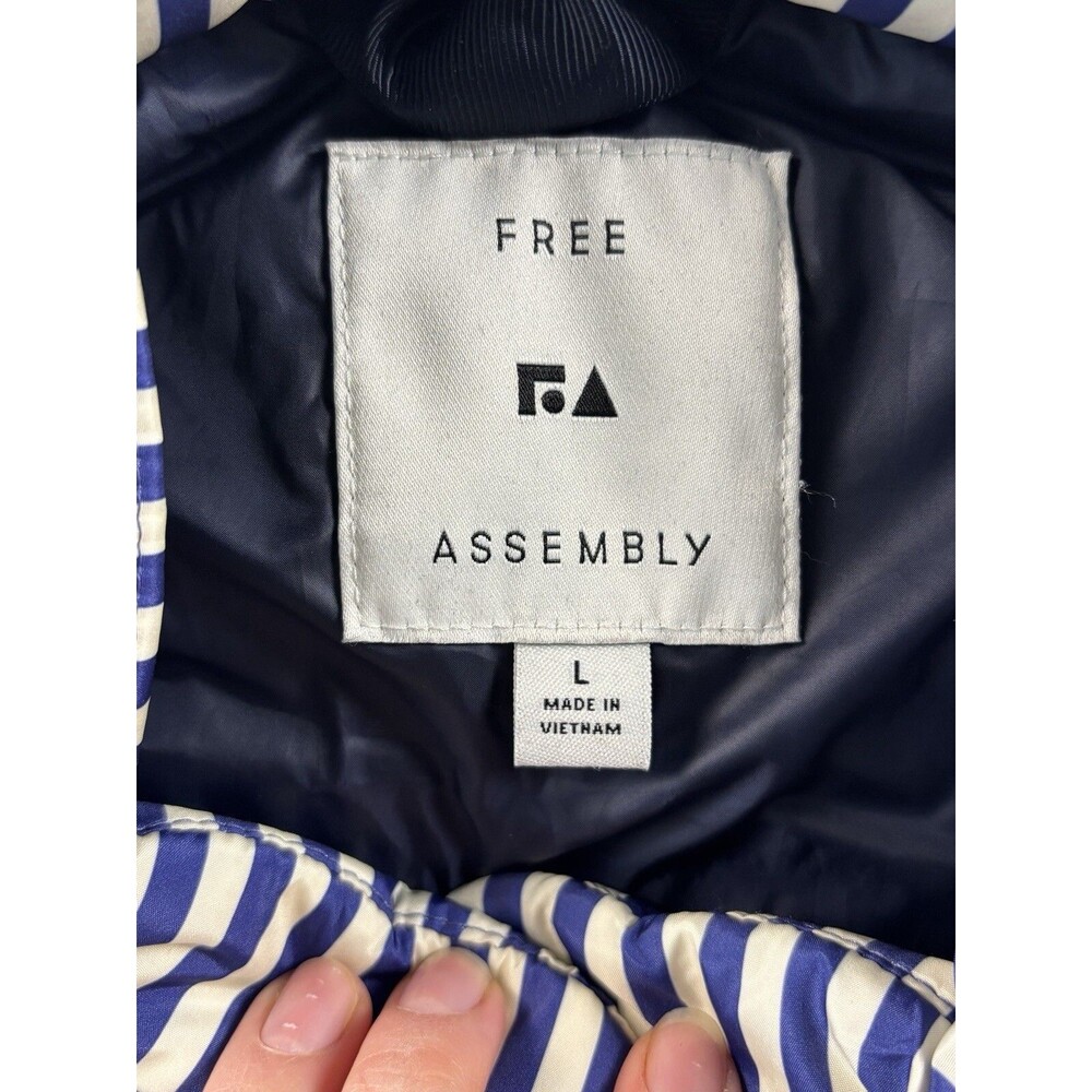 Free Assembly Striped Puffer Vest Sleeveless Navy Blue and White NWT Size Large - Picture 5 of 11